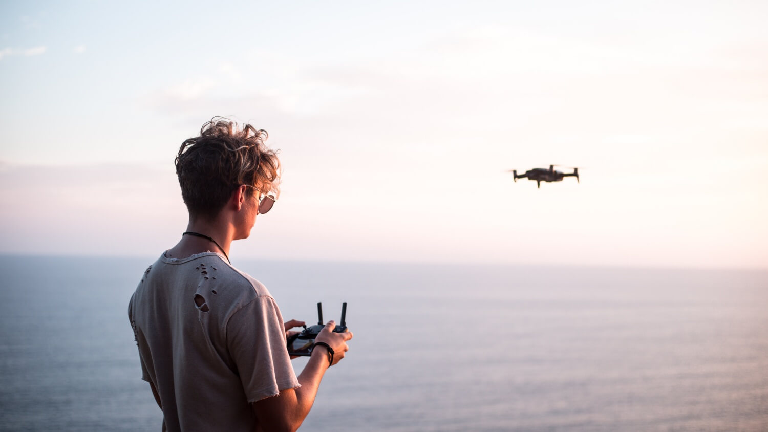 Dron na tle zachodzącego słońca