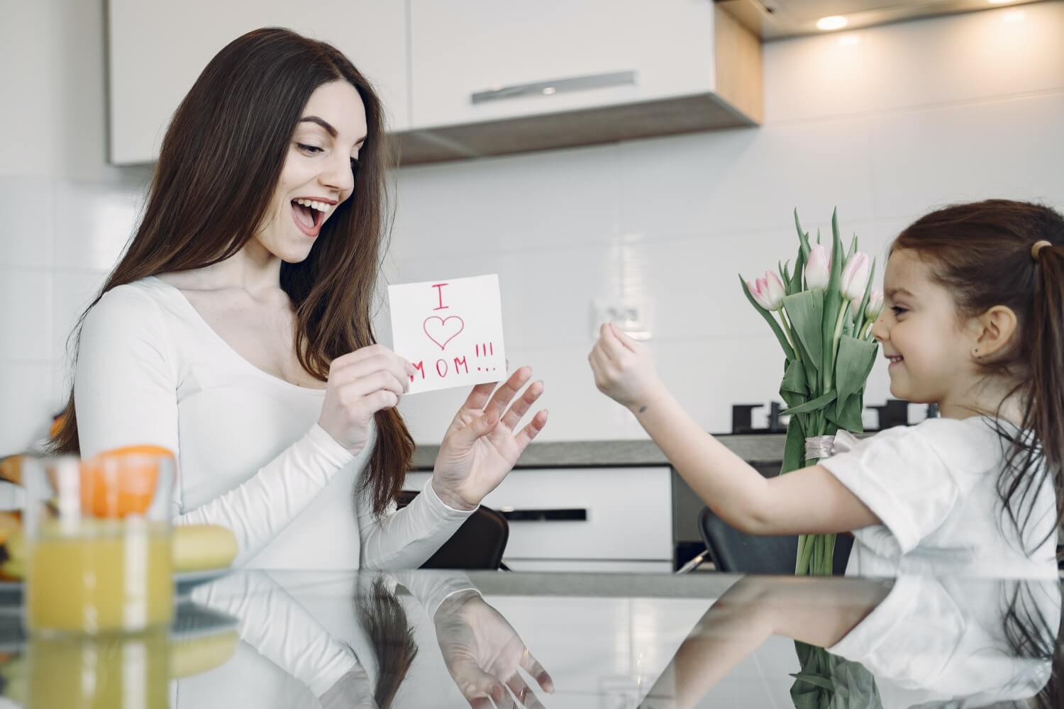 Dziewczynka dają mamie prezent na Dzień Mamy